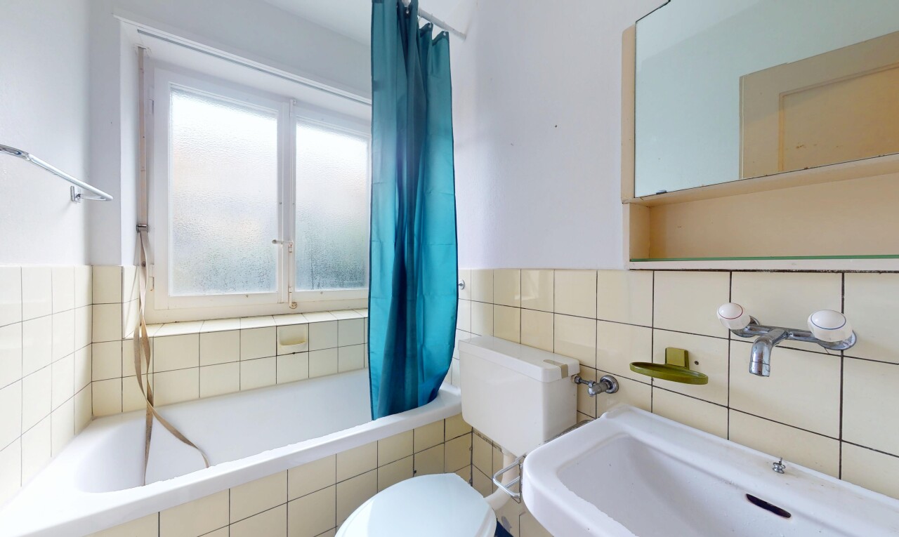 bad mit waschbecken, spiegel, komplettes badezimmer, toilette, und inside property