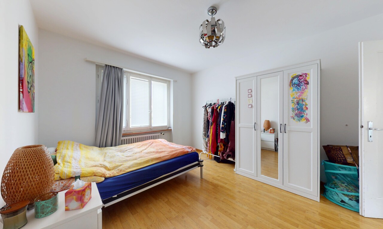 zimmer / schlafzimmer mit holzfußboden, wood finish floor, natürliches licht, natural light, und inside property