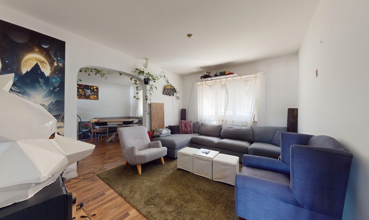 wohn- / esszimmer mit wood finish floor, holzfußboden, inside property, natural light, und natürliches licht