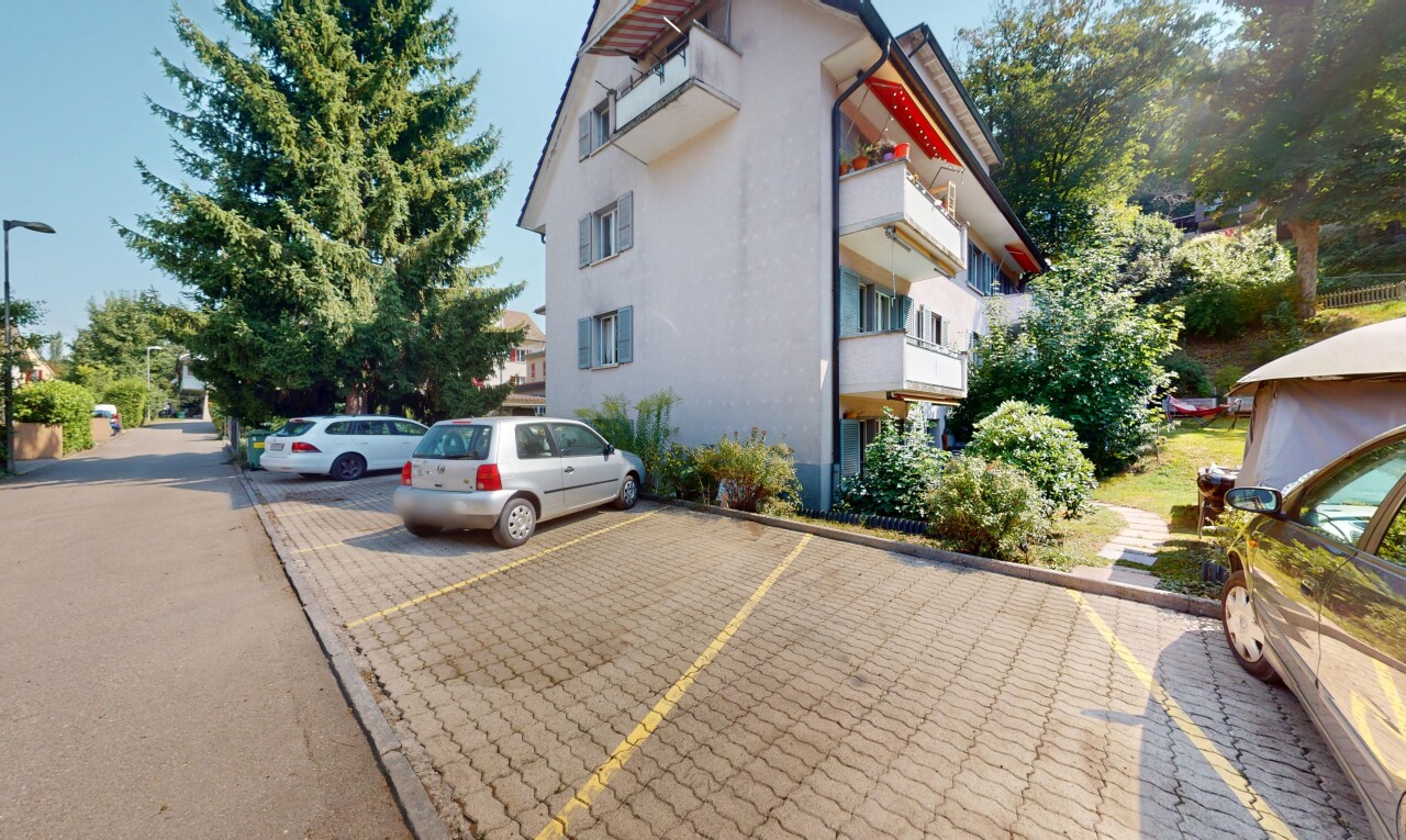 außenansicht mit parkplatz und day time