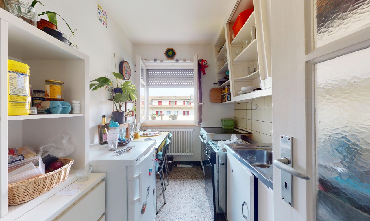 küche mit inside property, weiße schränke, offene regale, tumbler, und küchenrückwand beim Herd