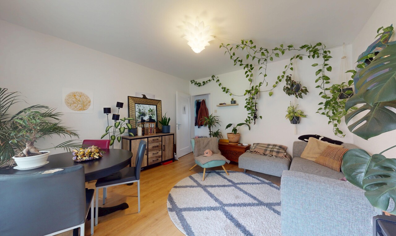 wohn- / esszimmer mit inside property, holzfußboden, wood finish floor, gipskartonwand, und drywall