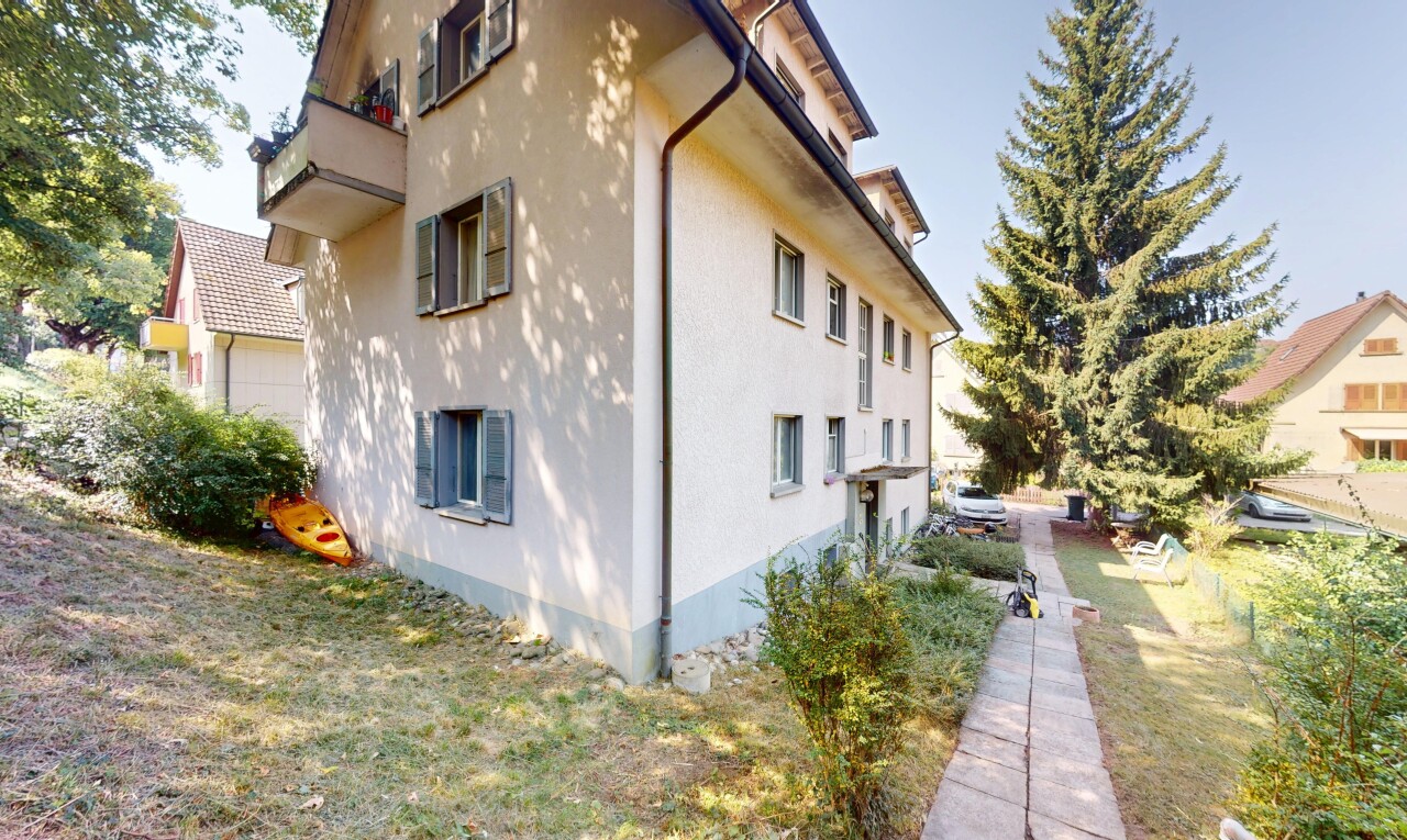 außenansicht mit property visible, stuckverkleidung, day time, betonfundament, und rasen