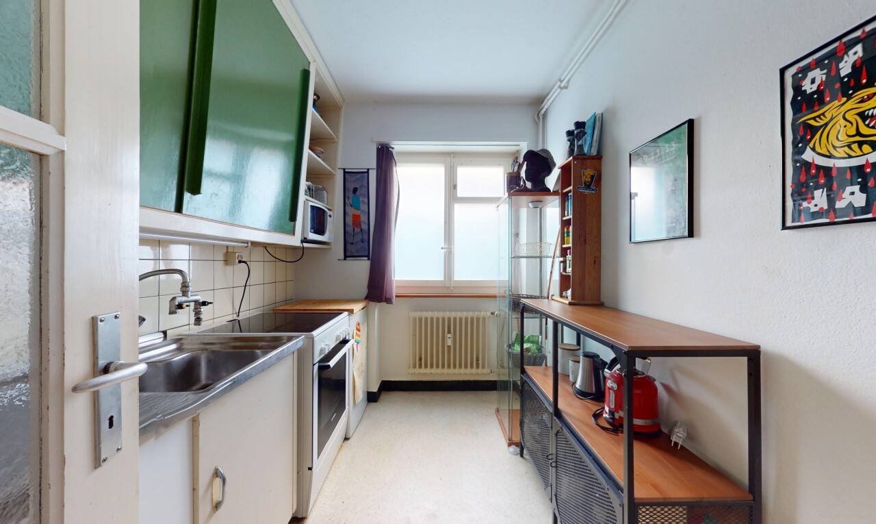 küche mit natürliches licht, natural light, offene regale, kühler, und inside property