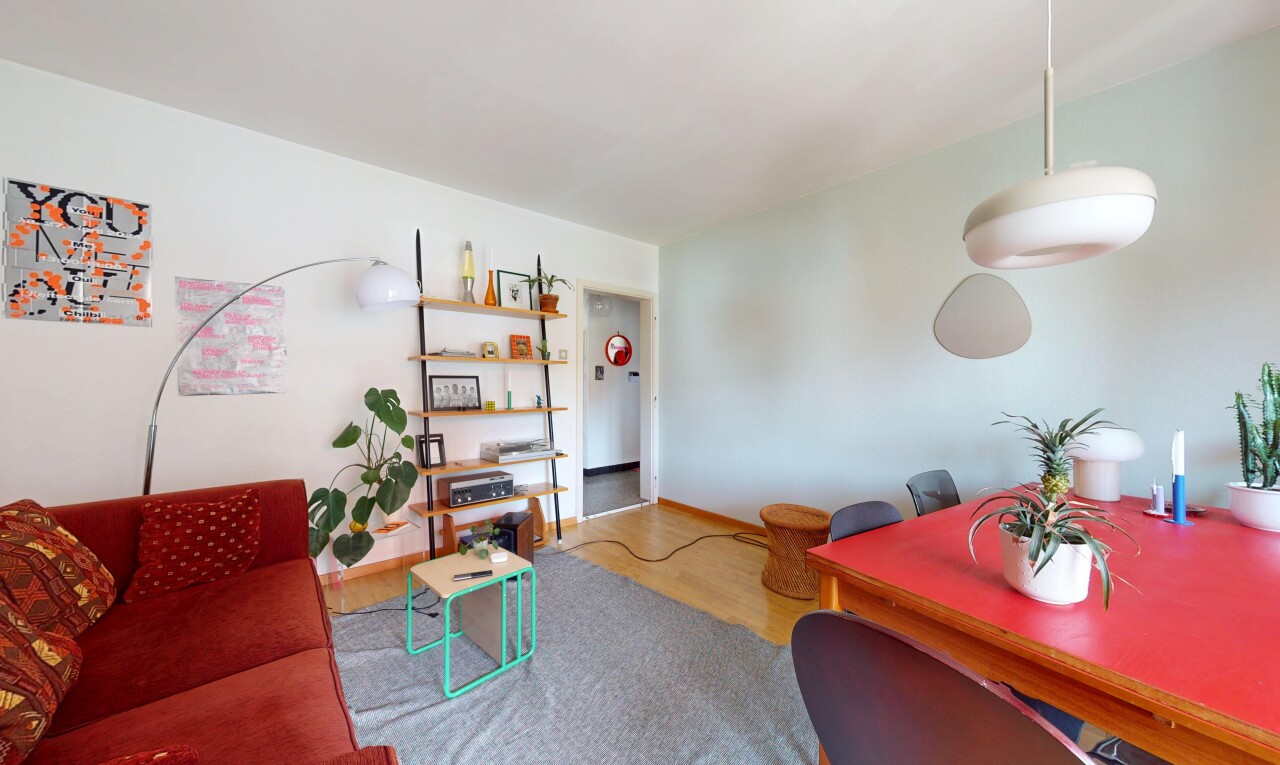 wohn- / esszimmer mit drywall, gipskartonwand, wood finish floor, holzfußboden, und inside property