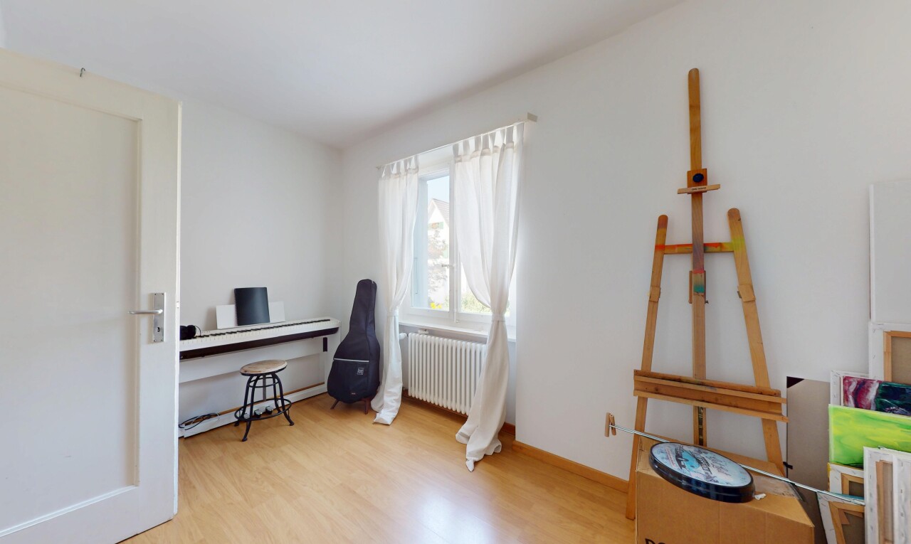 büro mit holzfußboden, wood finish floor, gipskartonwand, drywall, und natürliches licht