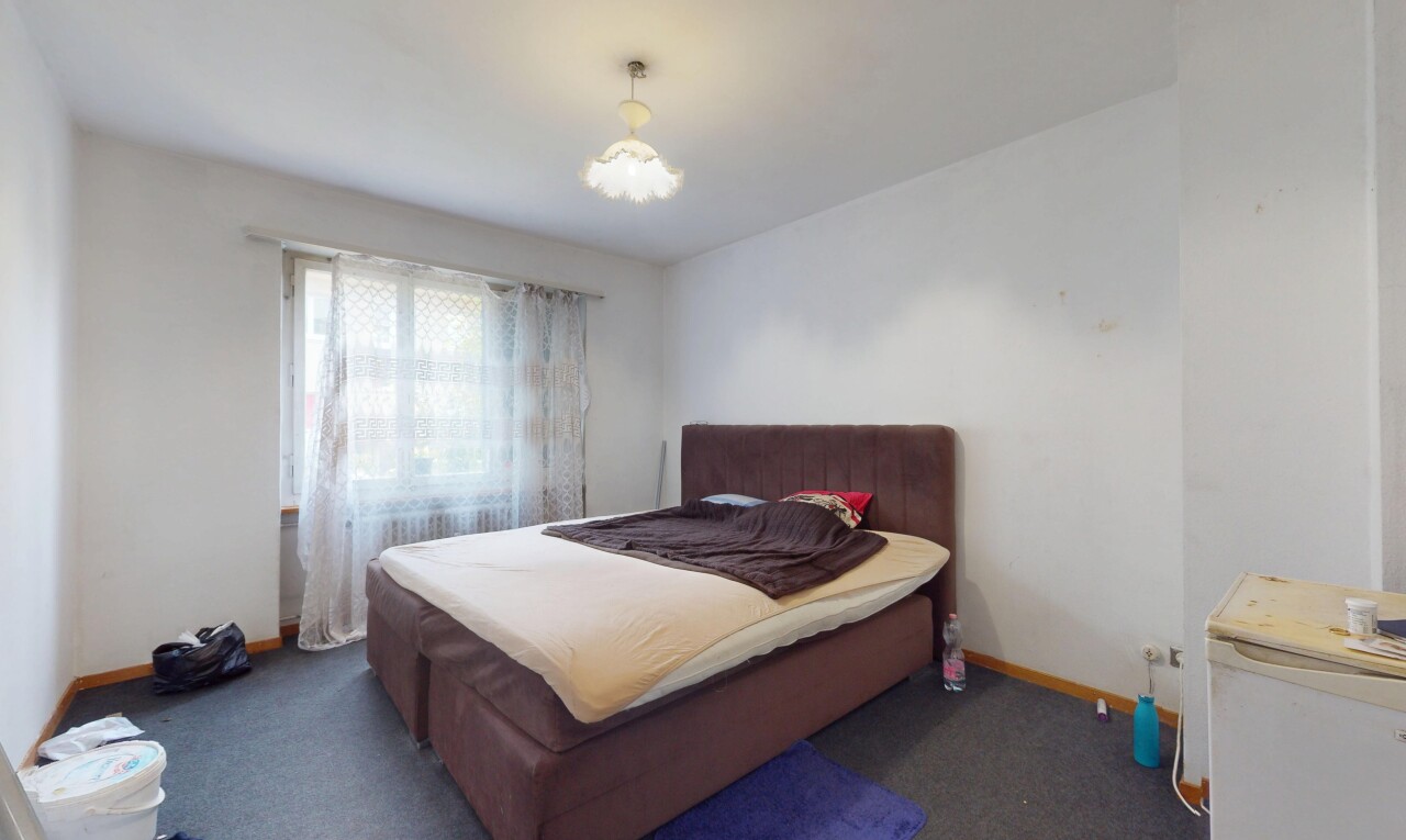 zimmer / schlafzimmer mit natural light, natürliches licht, drywall, gipskartonwand, und inside property