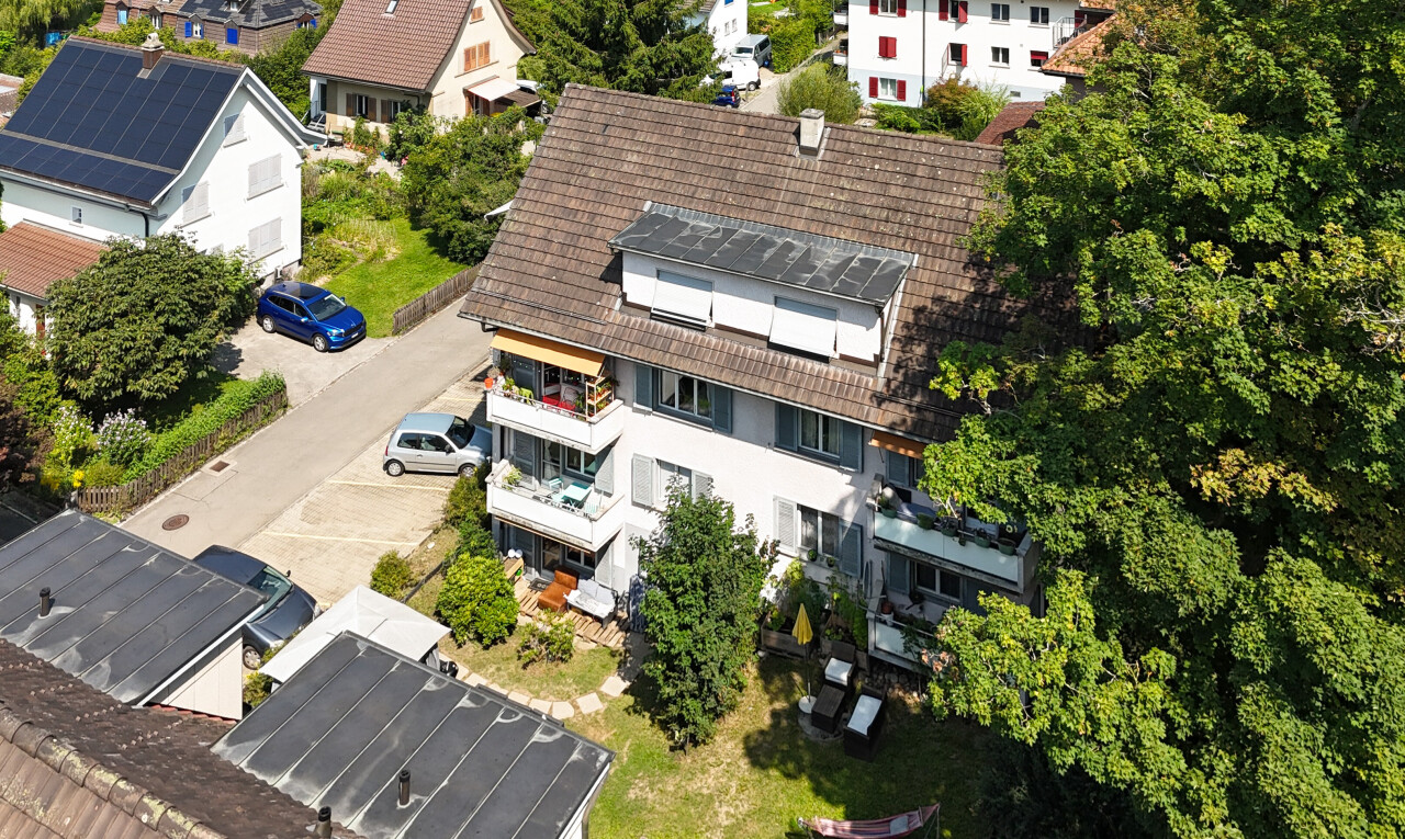 außenansicht mit solaranlage, parkplatz, drone view, residential view, und wohngebietblick