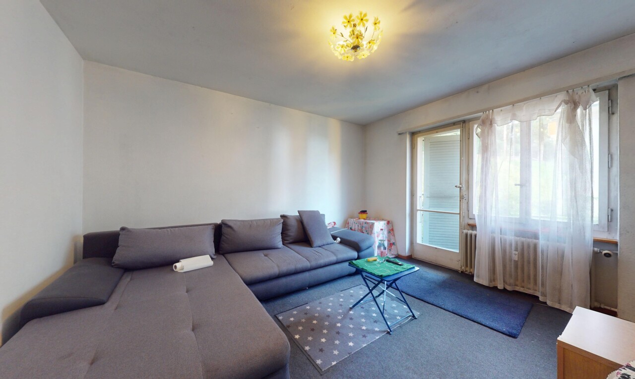 wohnzimmer mit inside property, natürliches licht, natural light, teppich, und carpet