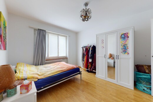 zimmer / schlafzimmer mit holzfußboden, wood finish floor, natürliches licht, natural light, und inside property