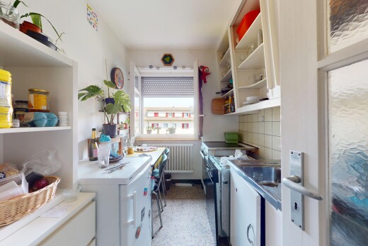 küche mit inside property, weiße schränke, offene regale, tumbler, und küchenrückwand beim Herd