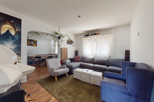 wohn- / esszimmer mit wood finish floor, holzfußboden, inside property, natural light, und natürliches licht