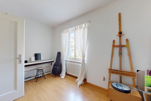büro mit holzfußboden, wood finish floor, gipskartonwand, drywall, und natürliches licht