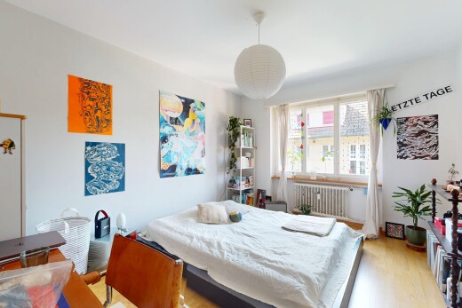 zimmer / schlafzimmer mit drywall, gipskartonwand, natural light, natürliches licht, und kühler