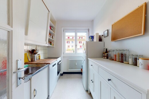küche mit offene regale, weiße schränke, kühler, inside property, und natürliches licht