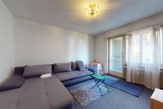 wohnzimmer mit inside property, natürliches licht, natural light, teppich, und carpet