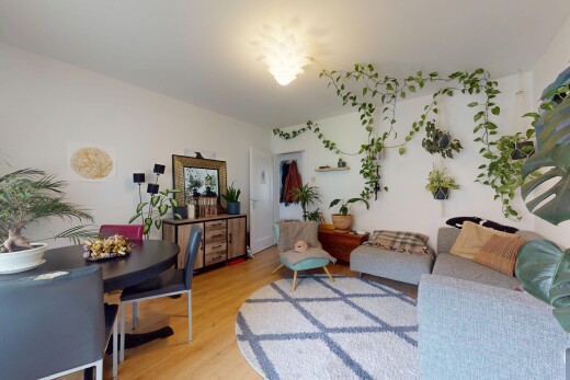 wohn- / esszimmer mit inside property, holzfußboden, wood finish floor, gipskartonwand, und drywall