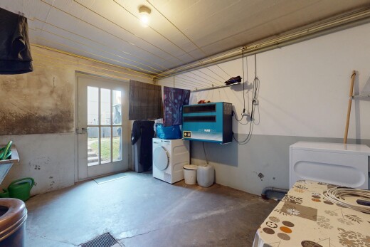 wäschekammer mit concrete floor, natural light, natürliches licht, unfinished concrete floor, und inside property