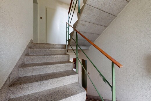 treppe mit strukturierte wand, textured wall, treppen, und inside property