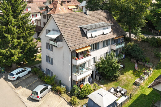 außenansicht mit drone view und parkplatz