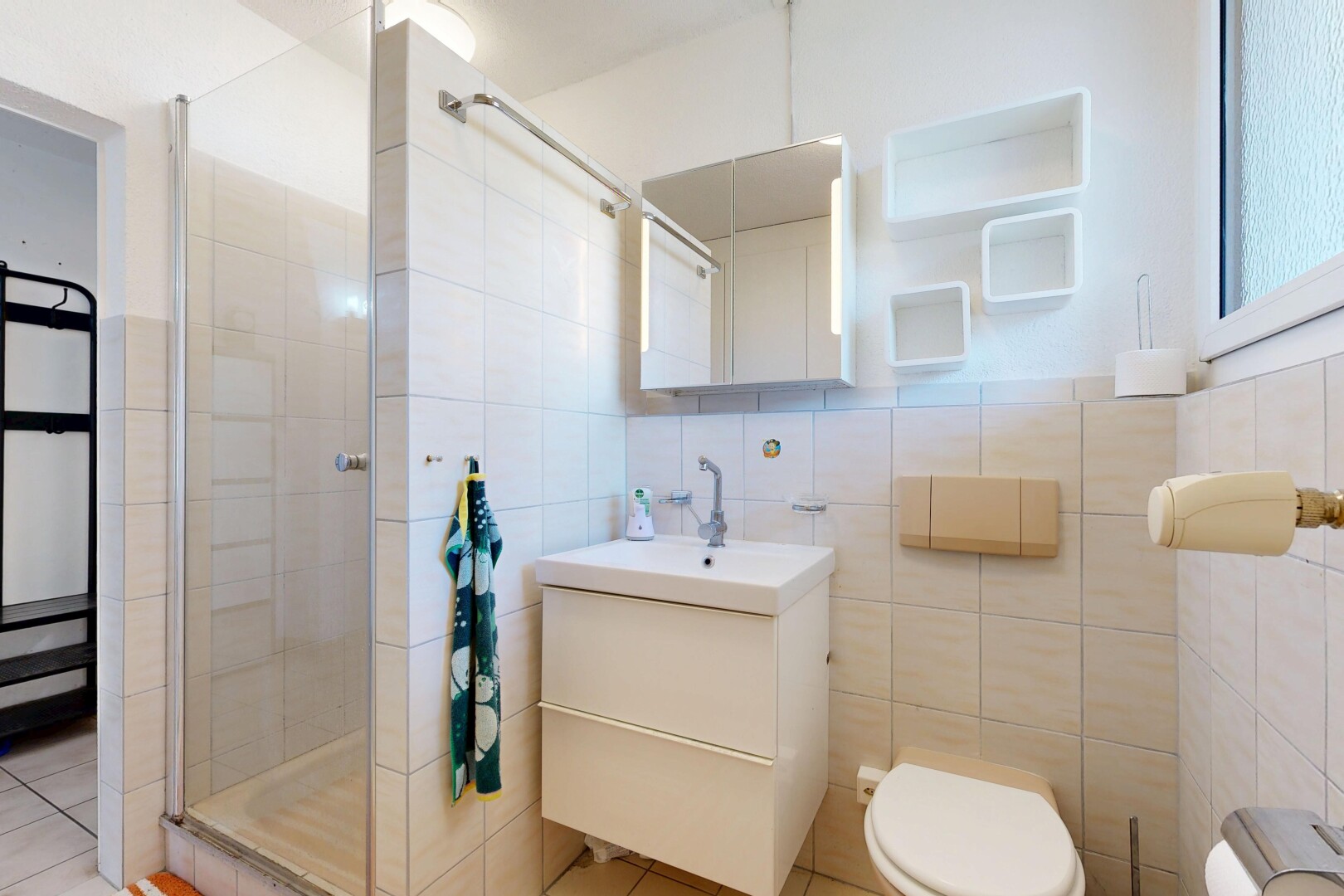 bad mit tile wall, fliesenwand, komplettes badezimmer, dusche, und spiegel