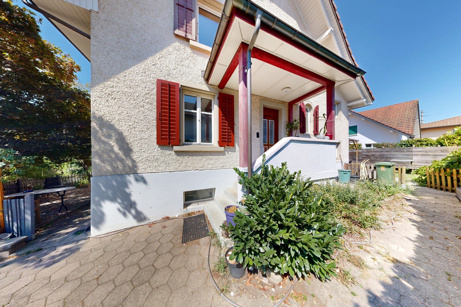 außenansicht mit property visible, zaun, stuckverkleidung, day time, und from property
