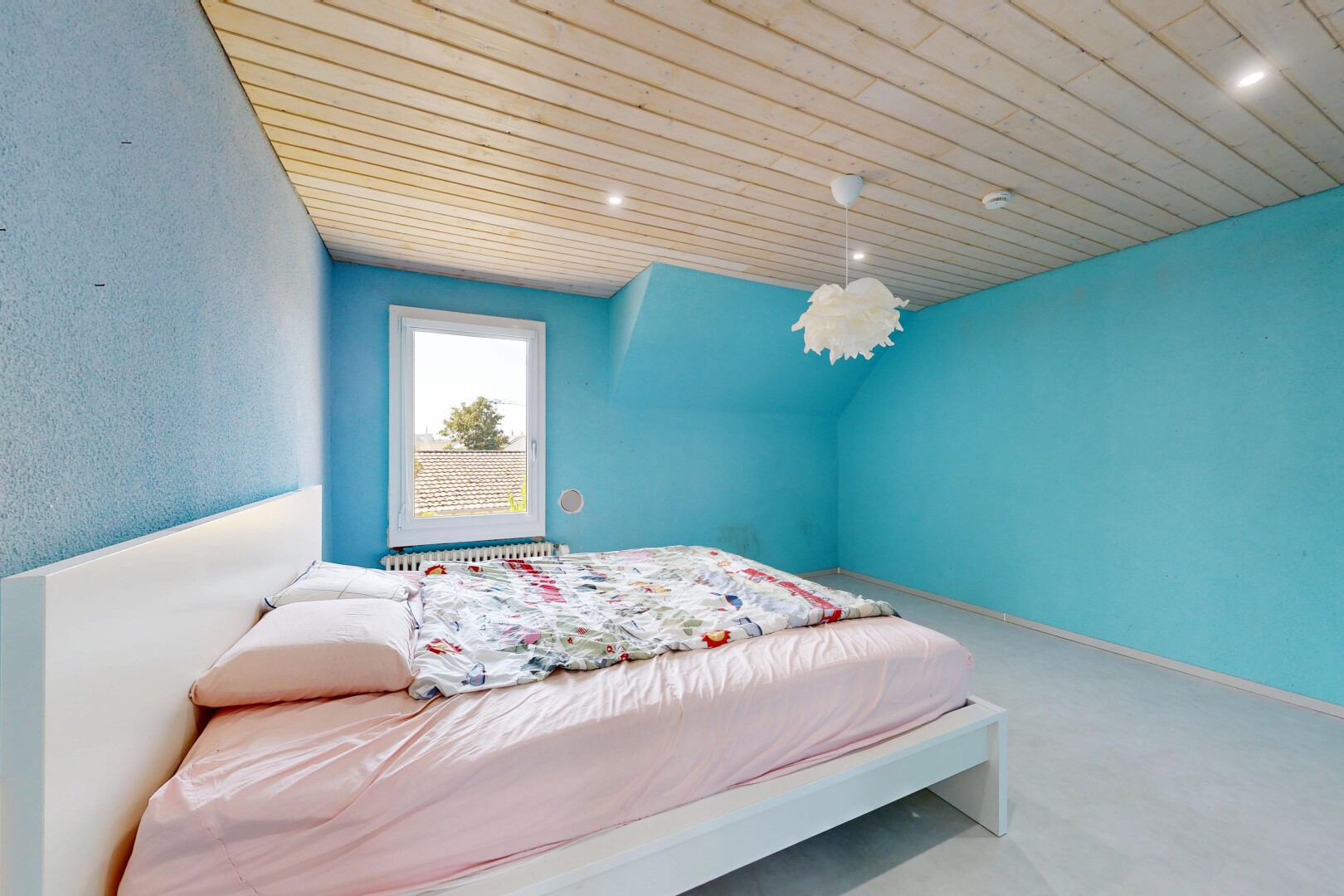 zimmer / schlafzimmer mit natürliches licht, einbauleuchten, holzdecke, wood ceiling, und zusätzliches zimmer
