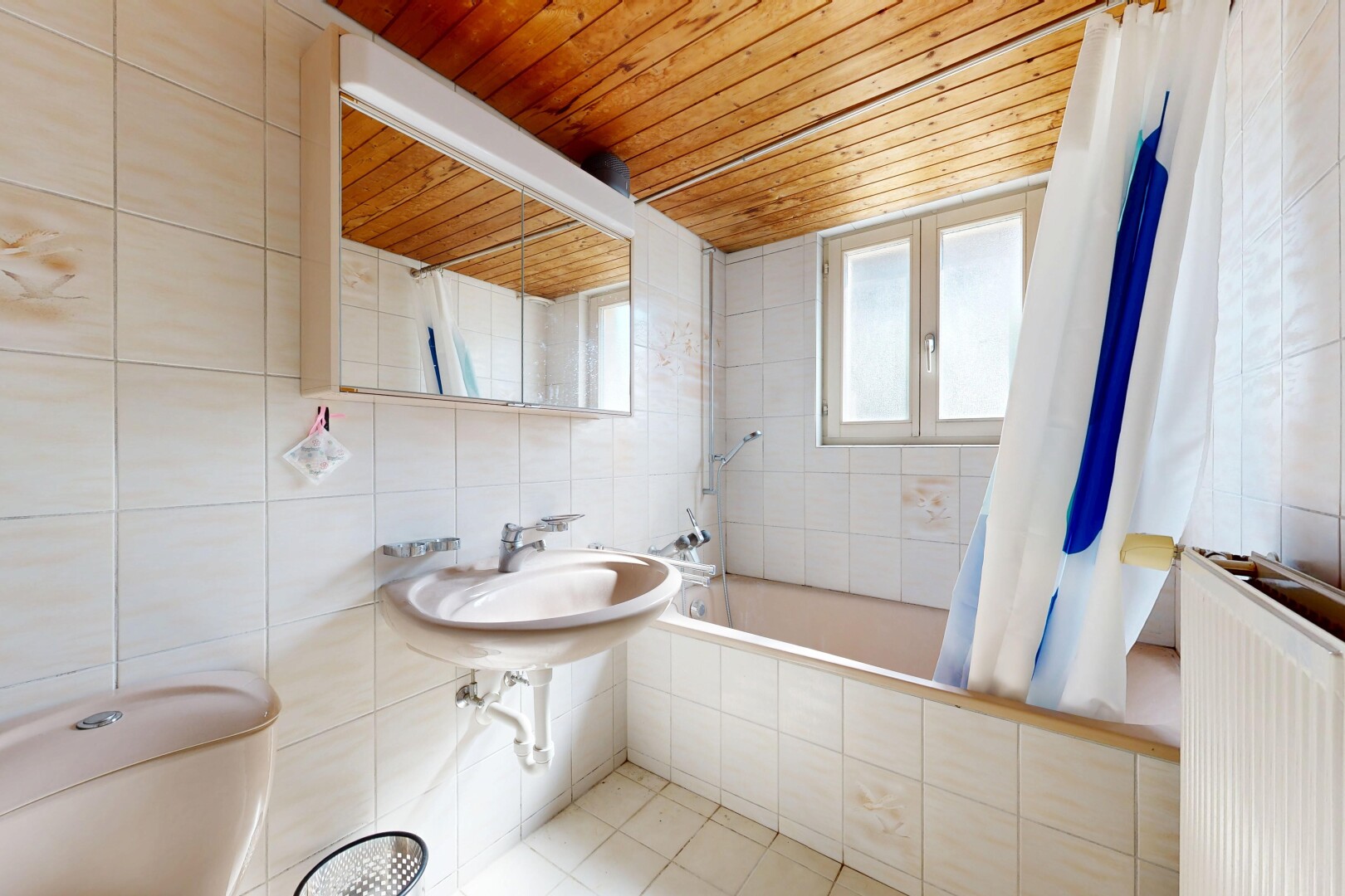 bad mit tile wall, fliesenwand, spiegel, komplettes badezimmer, und wood ceiling