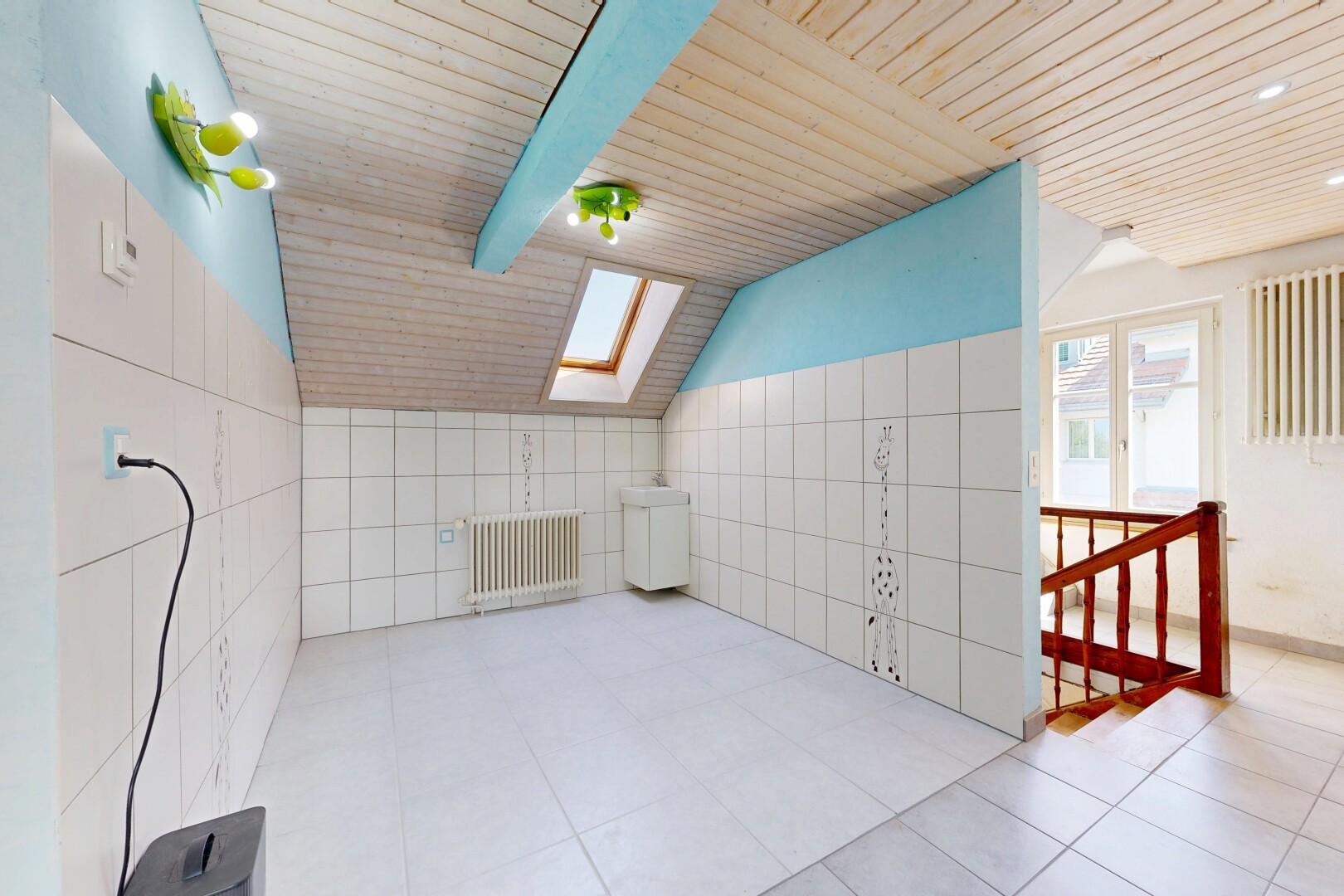 leerer raum mit tile wall, fliesenwand, kühler, dachfenster, und treppen