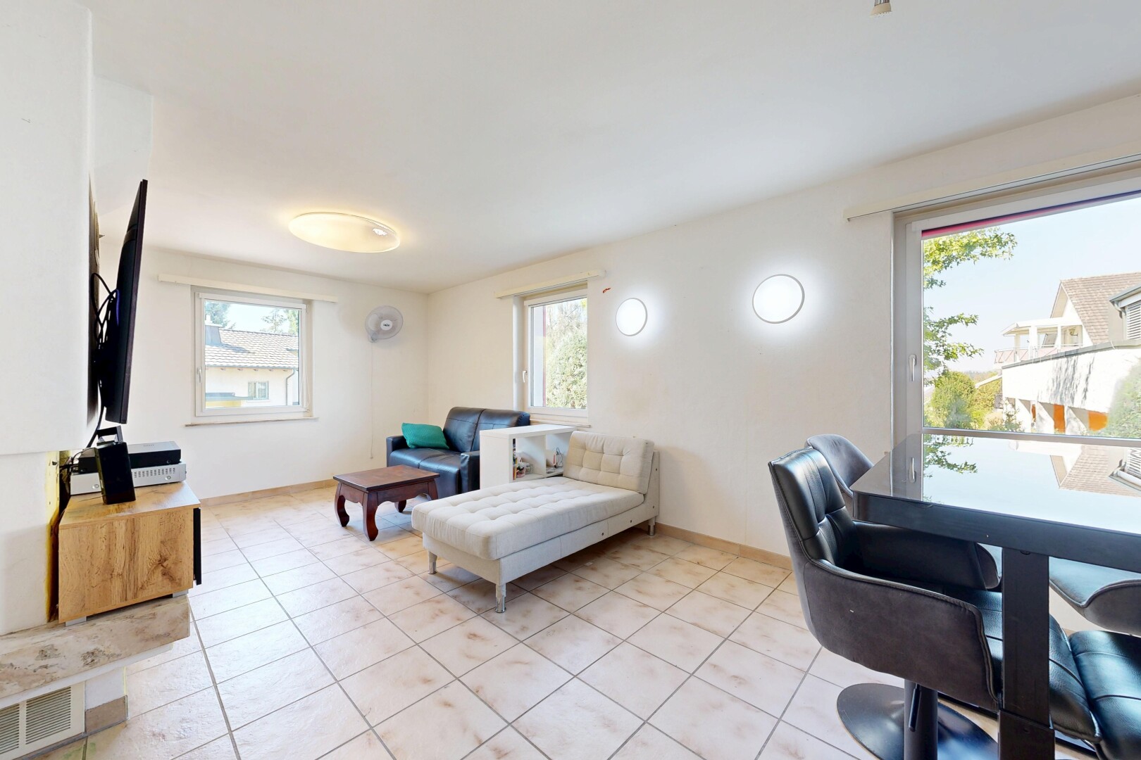 wohn- / esszimmer mit natürliches licht, drywall, gipskartonwand, lüftungsgitter, und tile floor