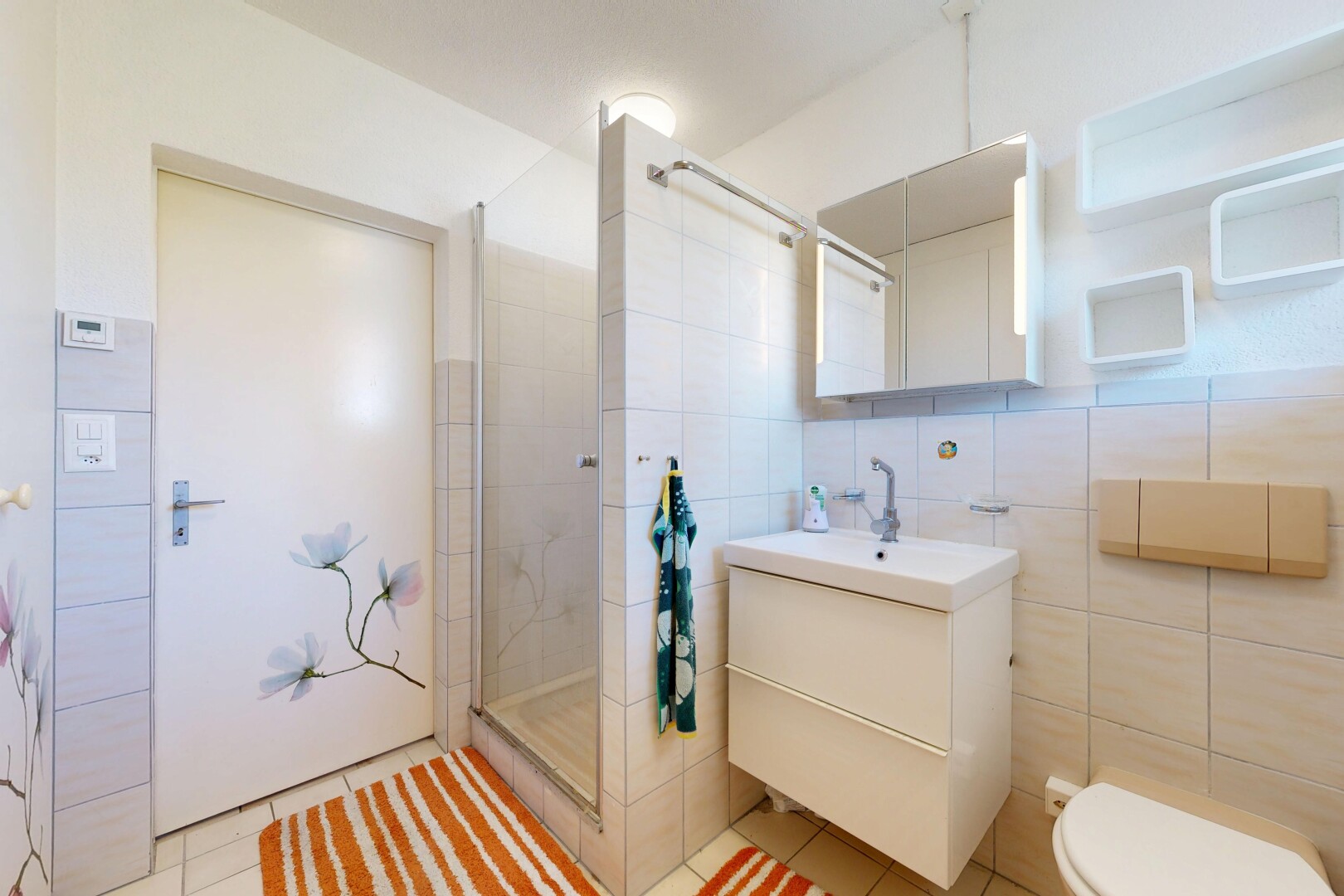 bad mit tile wall, fliesenwand, komplettes badezimmer, dusche, und schminktisch