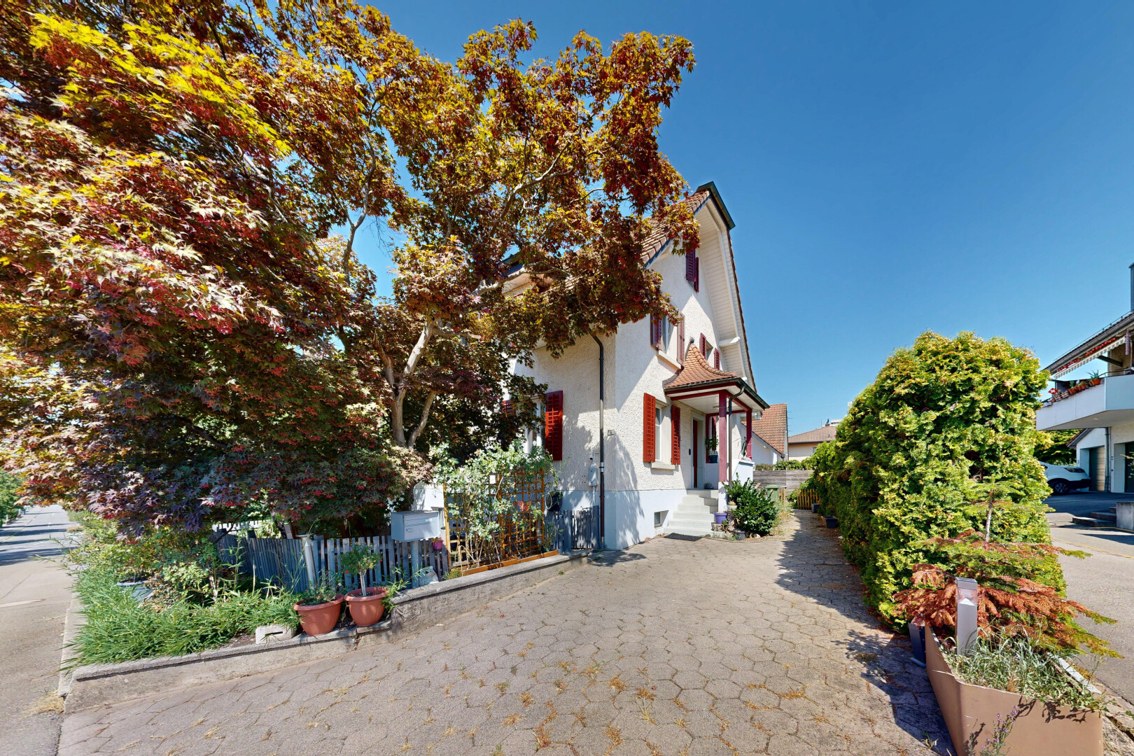außenansicht mit property visible und day time