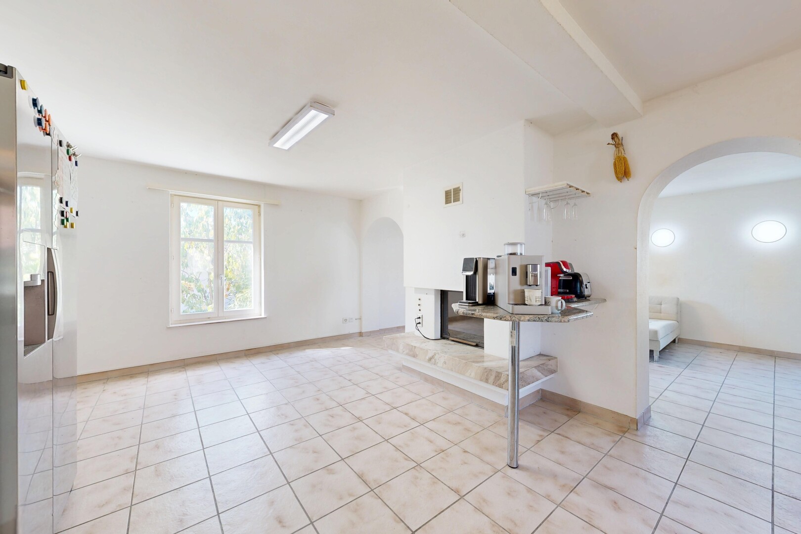 küche mit kühlschrank, drywall, gipskartonwand, tile floor, und fliesenboden