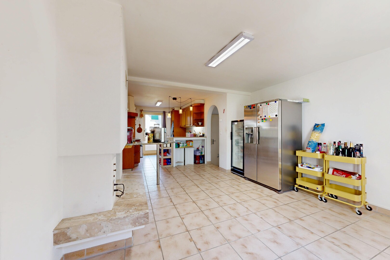 küche mit kühlschrank, gipskartonwand, drywall, pendelleuchte, und light floor