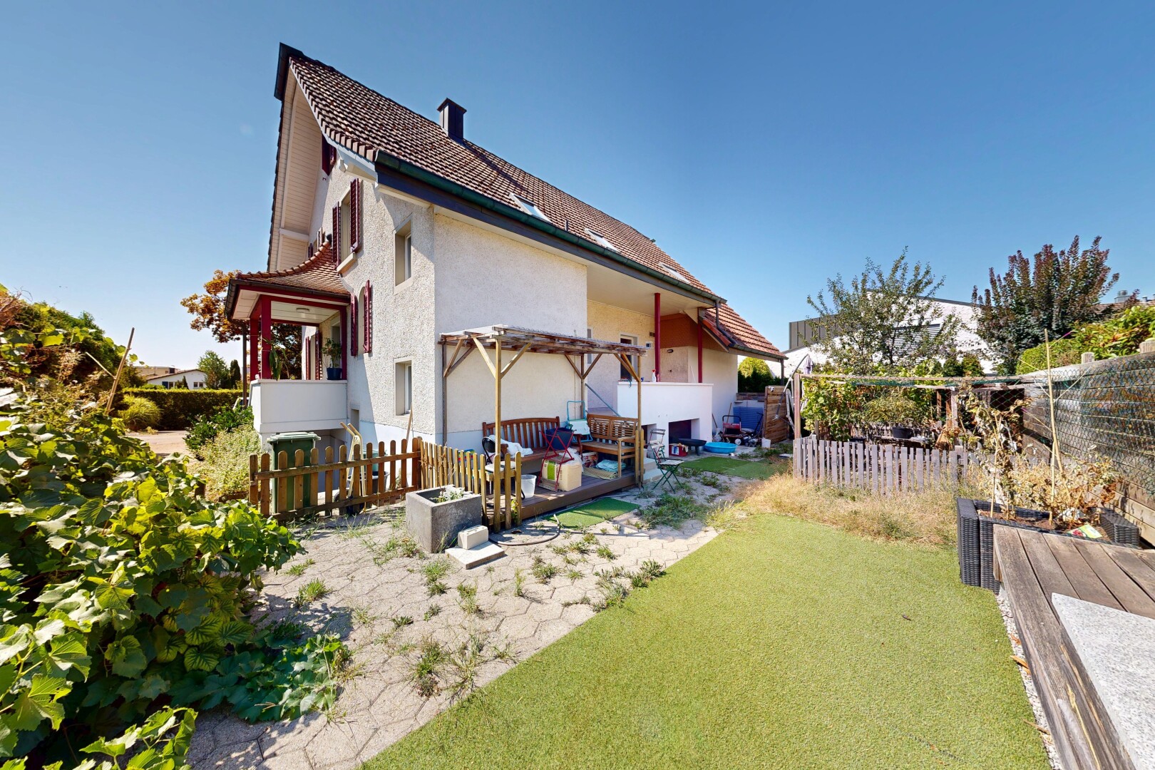 außenansicht mit zaun, property visible, rasen, ziegeldach, und stuckverkleidung