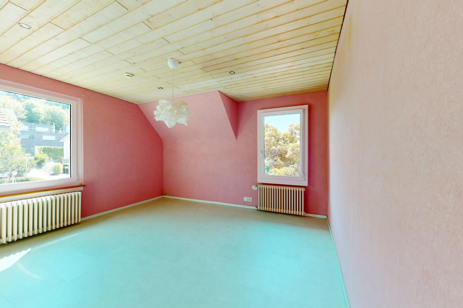 leerer raum mit kühler, natürliches licht, zusätzliches zimmer, wood ceiling, und holzdecke