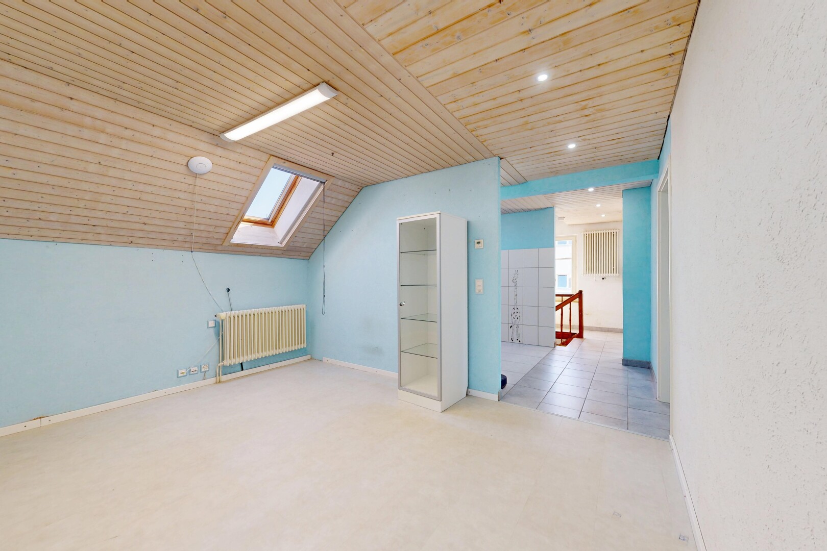 leerer raum mit dachfenster, kühler, einbauleuchten, zusätzliches zimmer, und inside property