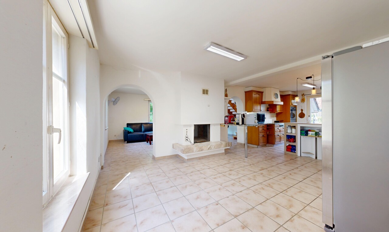 wohnzimmer mit gewölbte gehwege, kamin, drywall, gipskartonwand, und light floor