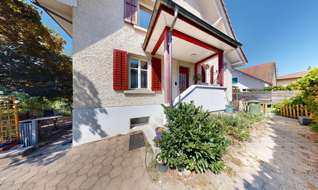 außenansicht mit property visible, zaun, stuckverkleidung, day time, und from property