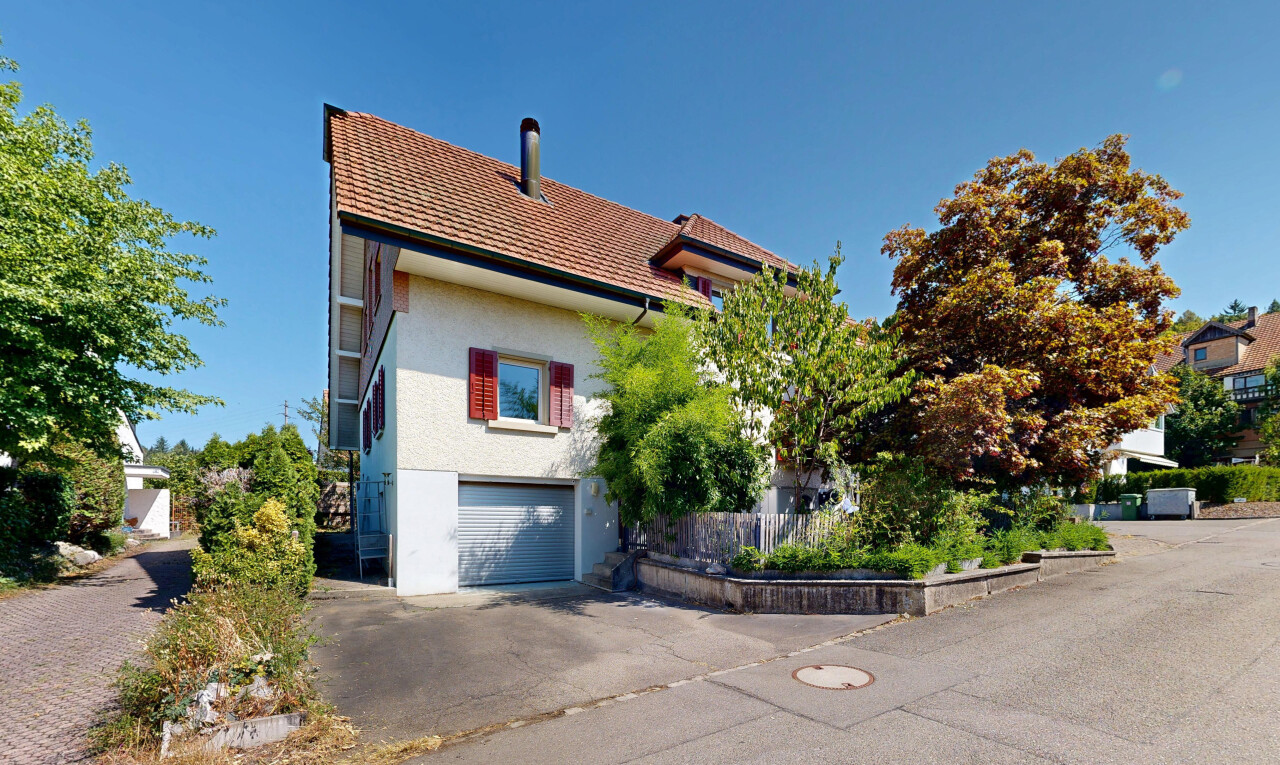 außenansicht mit ziegeldach, stuckverkleidung, day time, eingebaute garage, und property visible