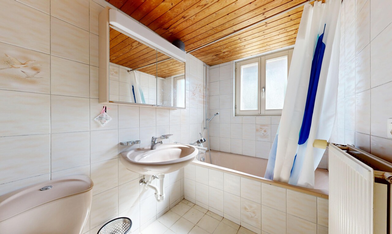 bad mit tile wall, fliesenwand, spiegel, komplettes badezimmer, und wood ceiling