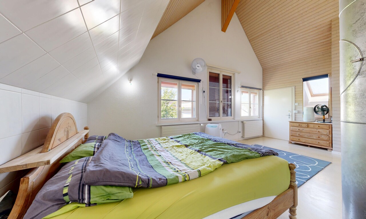 zimmer / schlafzimmer mit vaulted ceiling, dachschräge, high end ceiling, zusätzliches zimmer, und natürliches licht