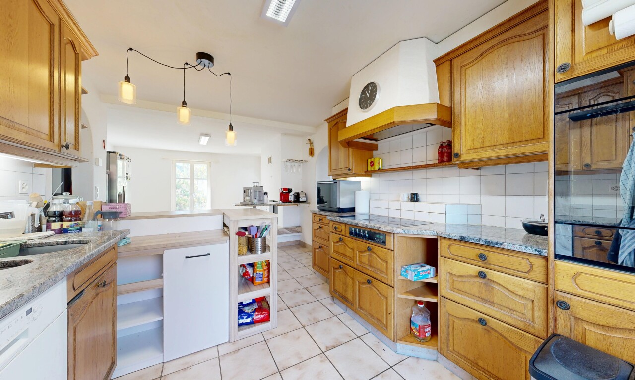 küche mit open shelves, offene regale, arched cabinets, bogenförmige schränke, und light floor