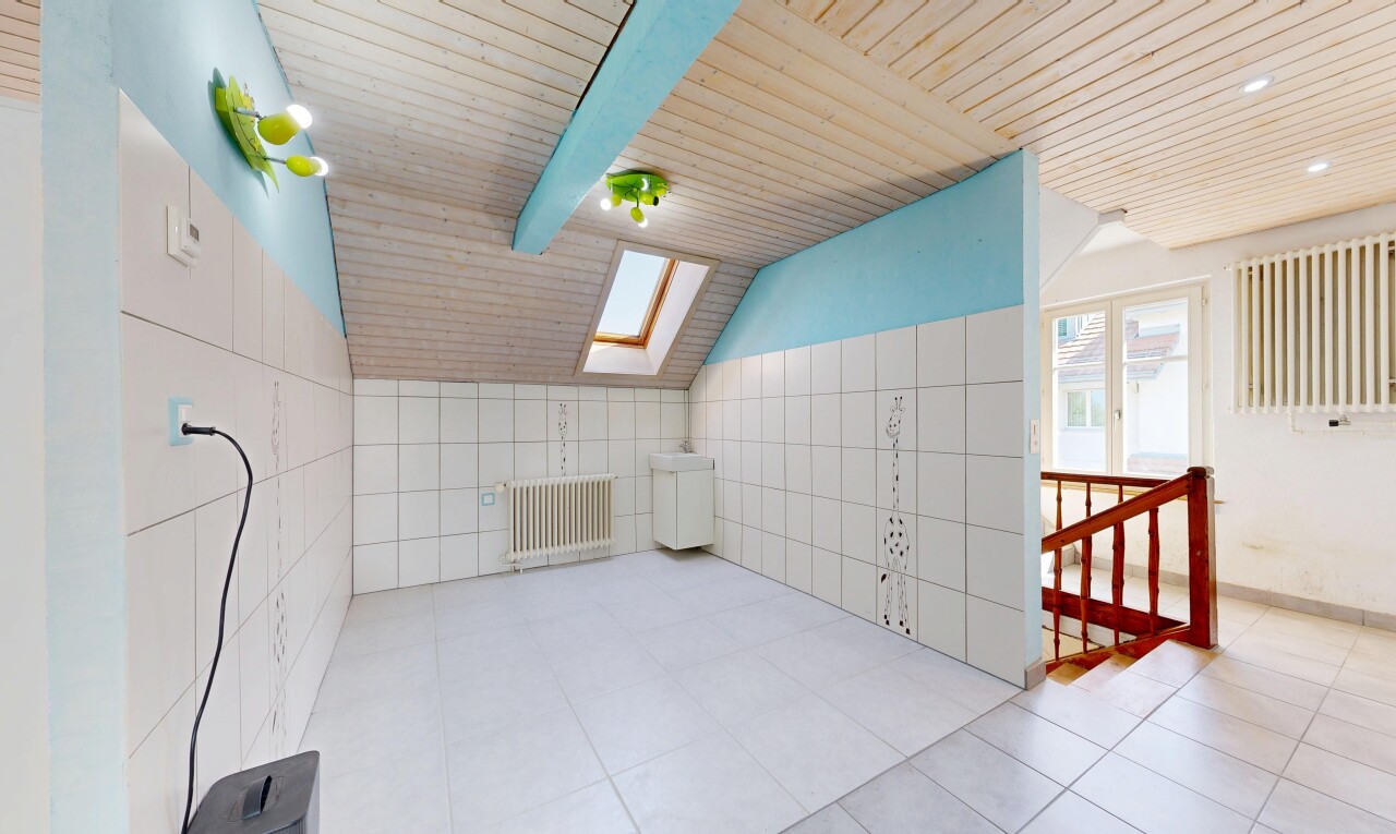 leerer raum mit tile wall, fliesenwand, kühler, dachfenster, und treppen