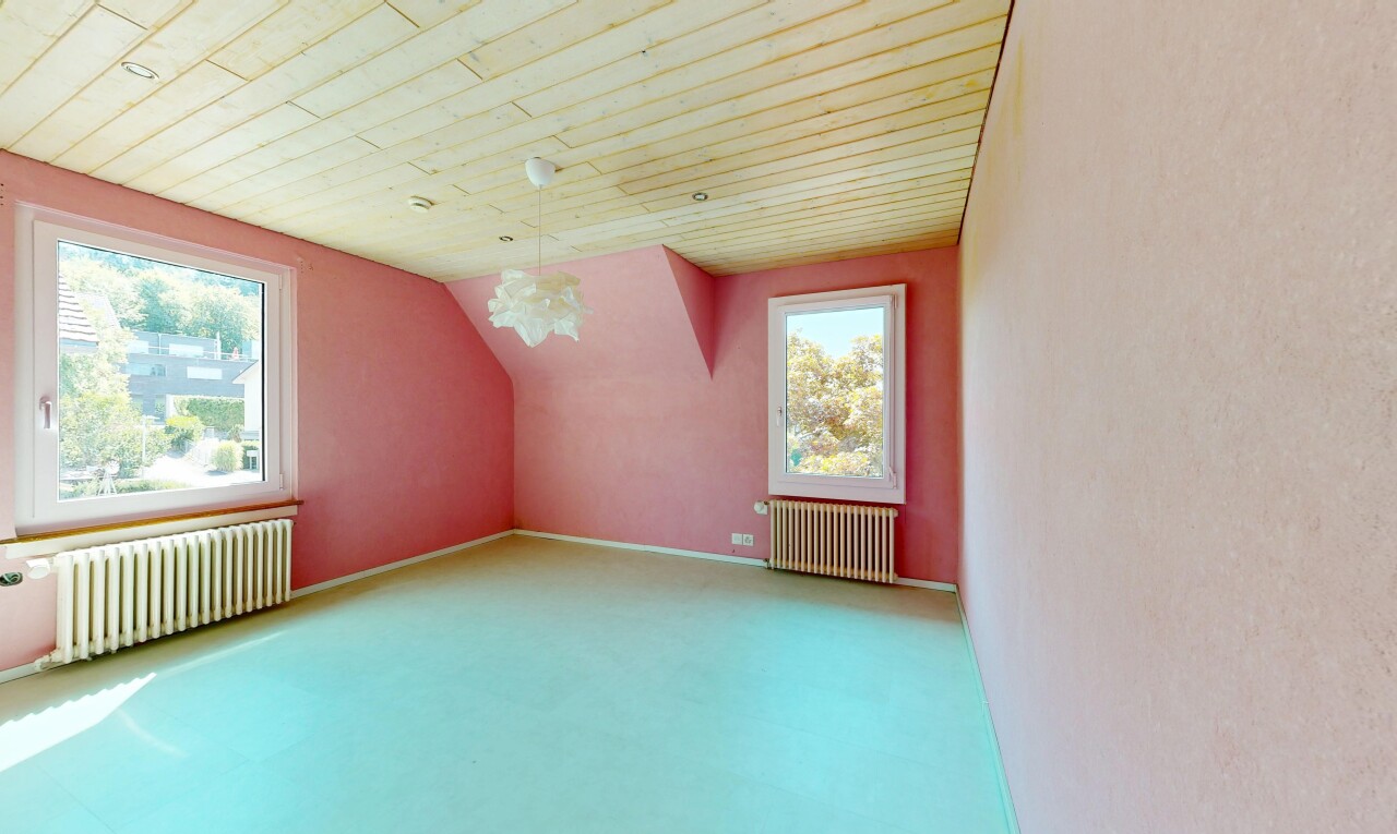 leerer raum mit kühler, natürliches licht, zusätzliches zimmer, wood ceiling, und holzdecke