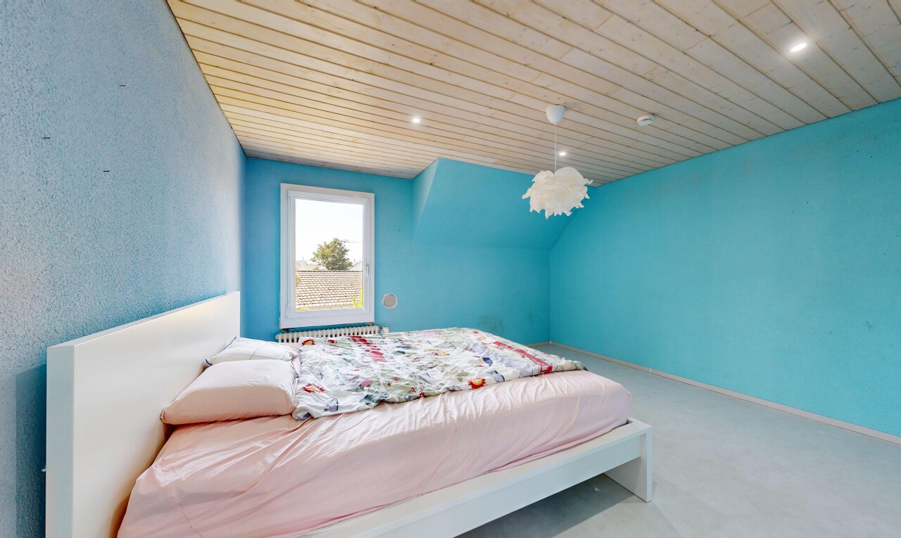 zimmer / schlafzimmer mit natürliches licht, einbauleuchten, holzdecke, wood ceiling, und zusätzliches zimmer
