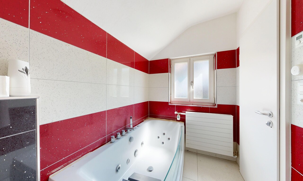 bad mit vaulted ceiling, dachschräge, bad, tile wall, und fliesenwand