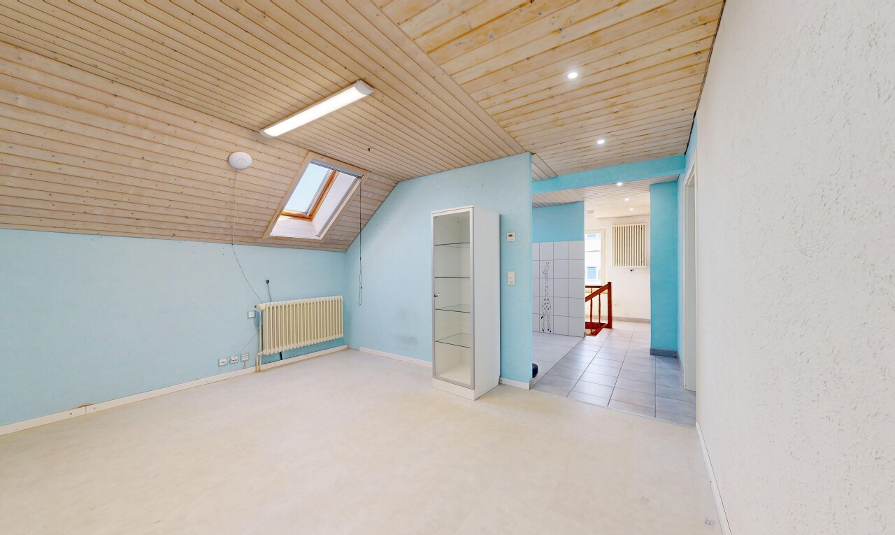 leerer raum mit dachfenster, kühler, einbauleuchten, zusätzliches zimmer, und inside property