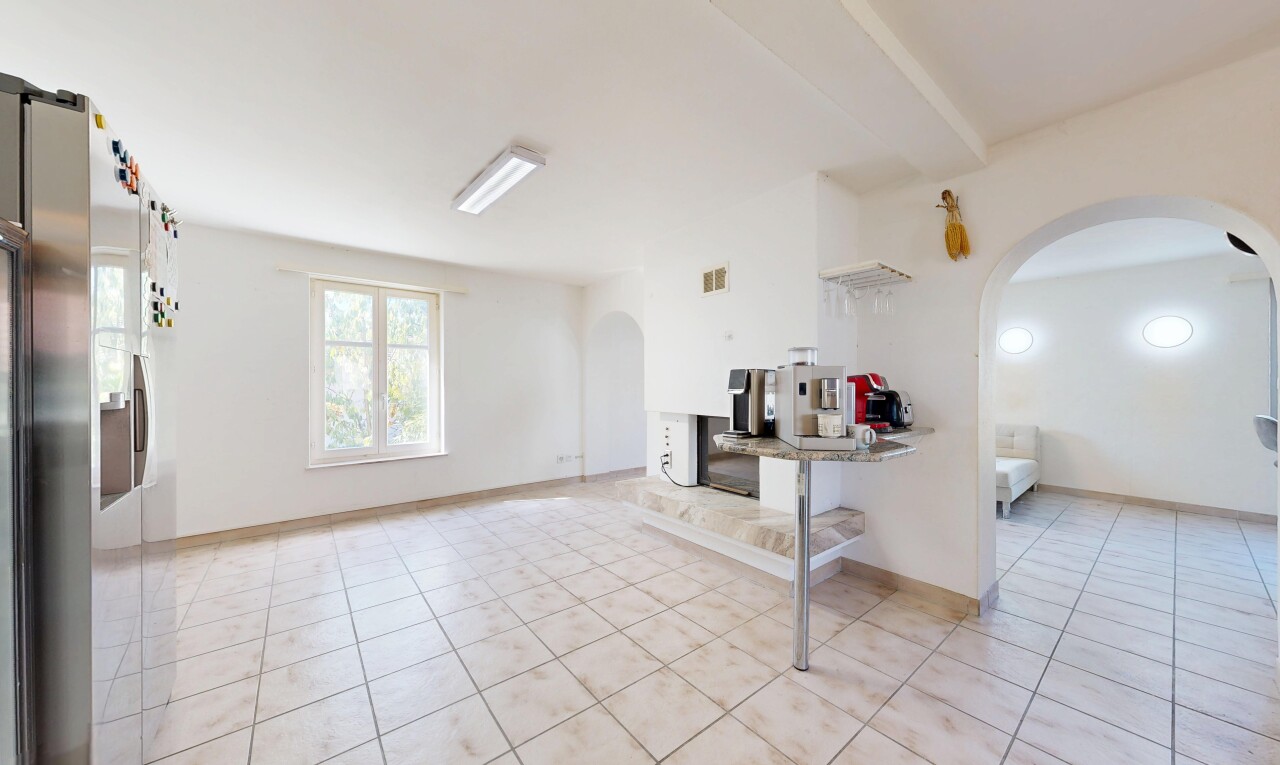 küche mit kühlschrank, drywall, gipskartonwand, tile floor, und fliesenboden