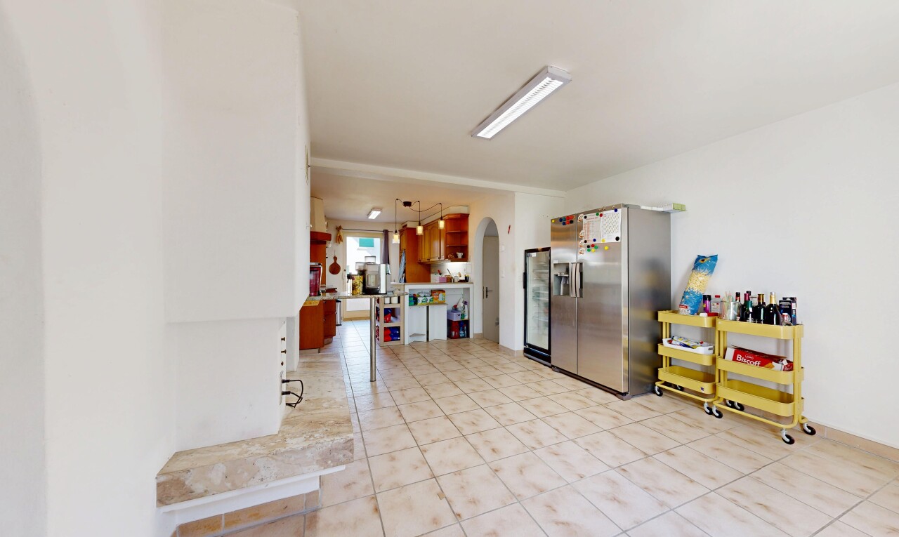 küche mit kühlschrank, gipskartonwand, drywall, pendelleuchte, und light floor